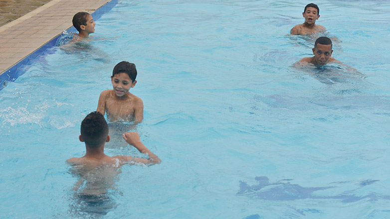 Mesmo com tempo sem sol, crianças se divertem em piscina aberta no bairro São Judas
