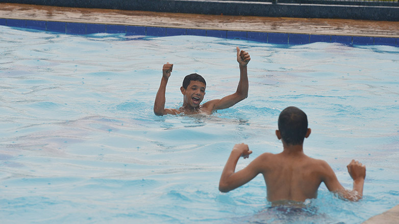 Mesmo com tempo sem sol, crianças se divertem em piscina aberta no bairro São Judas