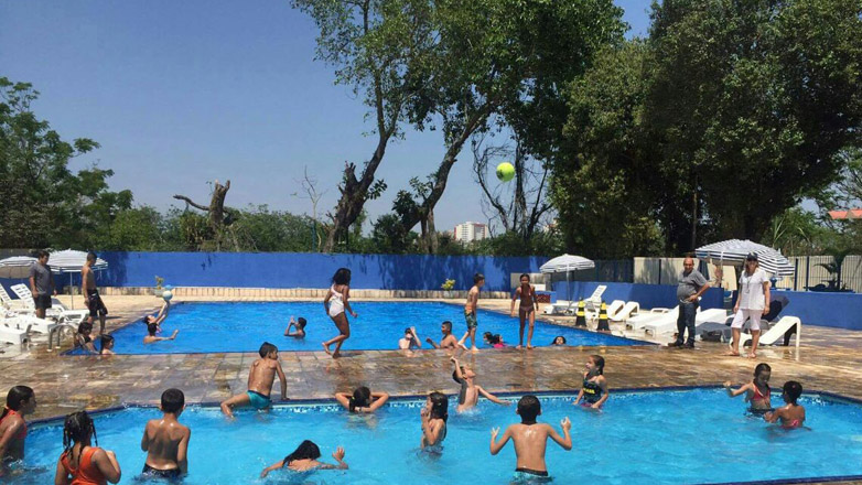 Algumas unidades conseguiram parceria com clubes da cidade, que disponibilizaram suas piscinas aos estudantes da Fundhas