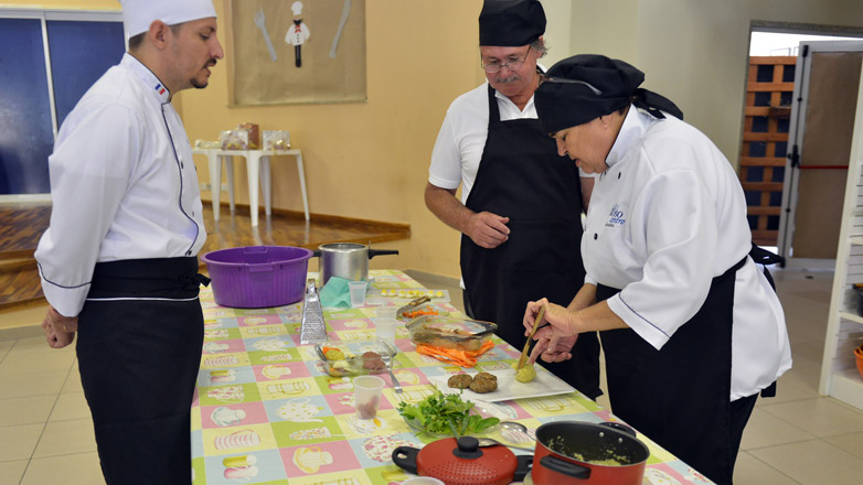 Os quatro finalistas tiveram uma hora e meia para o preparo dos pratos, ricos em legumes e verduras e com a temática do Dia das Crianças