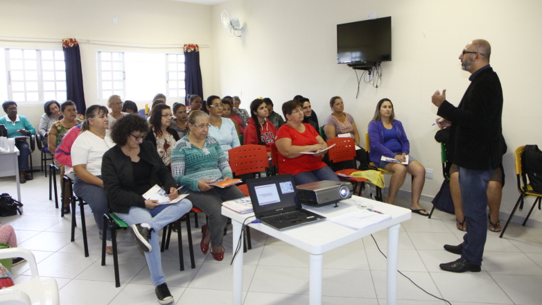A primeira oficina abordou a temática “Formalização para começar bem”, no Cras do distrito de Eugênio de Melo, na região leste