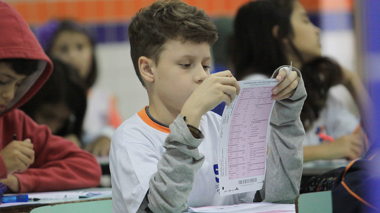 A Prova Brasil é realizada a cada dois anos e visa fornecer índices de proficiência em língua portuguesa e matemática