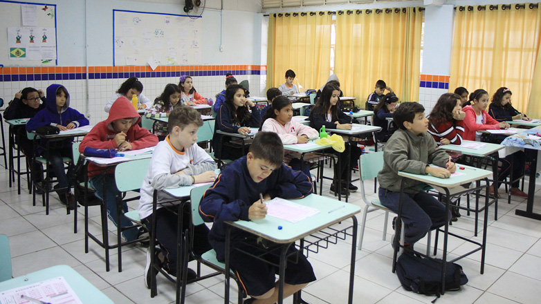 A Prova Brasil é realizada a cada dois anos e visa fornecer índices de proficiência em língua portuguesa e matemática