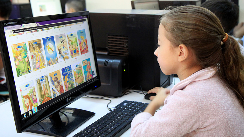 Os livros podem ser baixados no computador ou celular com acesso à internet e, em casa, a ferramenta estimula a leitura em família
