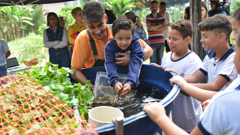 Crianças de 6 a 14 anos participaram de uma visita monitorada, conheceram os viveiros de plantas e a horta orgânica, realizaram a colheita de morangos e de acerola