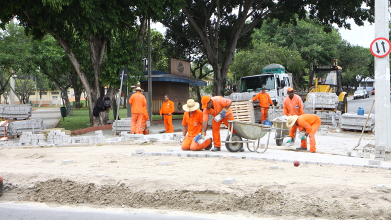 No bairro Novo Horizonte (região leste), está sendo construída uma lombofaixa na rua dos Lavradores x rua dos Pedreiros 