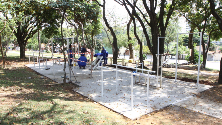 A reurbanização da praça Pireu já entrou na fase final, que engloba a poda de árvores e a pintura da quadra de esportes, do playground e dos corrimãos das escadas