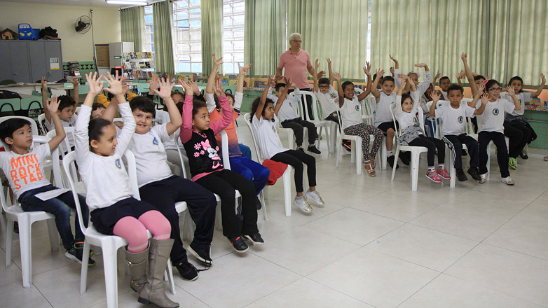 Dos 750 alunos matriculados no ensino fundamental, 25 são portadores de deficiência auditiva e participam do projeto