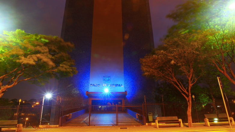 O Paço Municipal recebeu iluminação diferenciada em alusão ao Novembro Azul