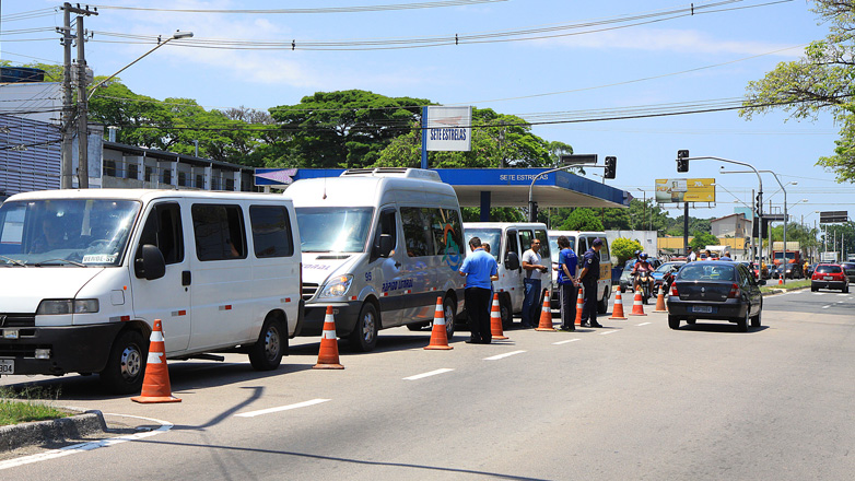 A blitz foi realizada em parceria com a Polícia Rodoviária Estadual e contou com a participação de agentes de trânsito, guardas civis municipais e fiscais do transporte público