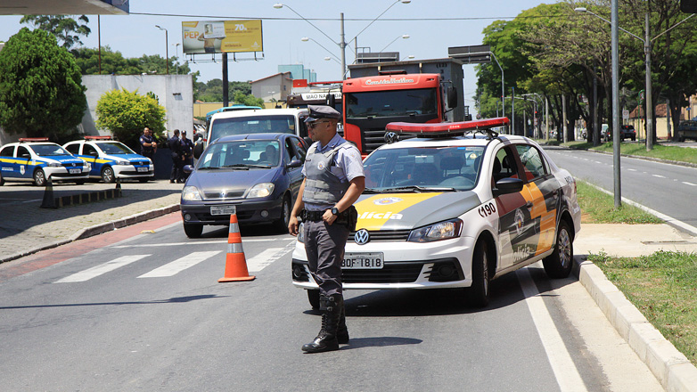 A blitz foi realizada em parceria com a Polícia Rodoviária Estadual e contou com a participação de agentes de trânsito, guardas civis municipais e fiscais do transporte público