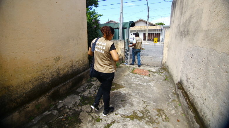 Os agentes passam de casa em casa orientando e auxiliando os moradores a recolher todo o material que pode ser descartado 