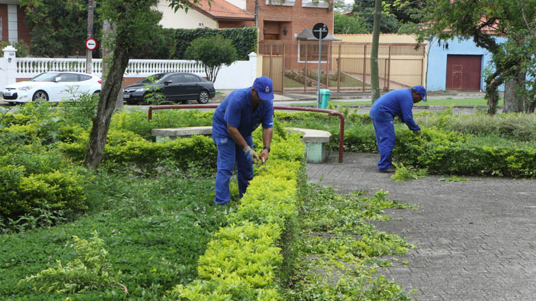 Nesta semana, os trabalhos de limpeza e jardinagem foram na praça Sinésio Martins, região centro