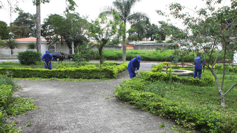 Nesta semana, os trabalhos de limpeza e jardinagem foram na praça Sinésio Martins, região centro