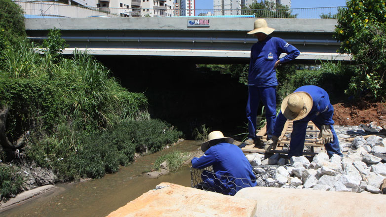 O trabalho realizado pela administração municipal impedirá problemas estruturais na cabeceira da ponte, provocados por erosão