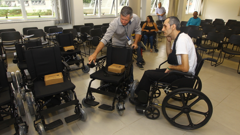 Nesta segunda (27), foram entregues 3 cadeiras de banho e as primeiras 13 cadeiras motorizadas a pacientes que aguardavam desde 2013